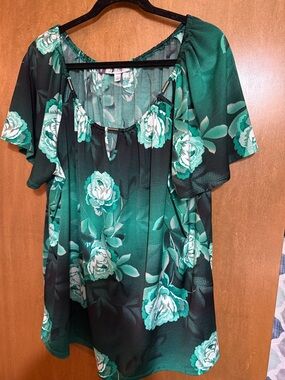 NWOT Jennifer Lopez Green Floral Short-Sleeve Blouse